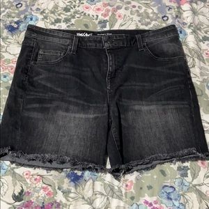 Black stretchy boyfriend shorts